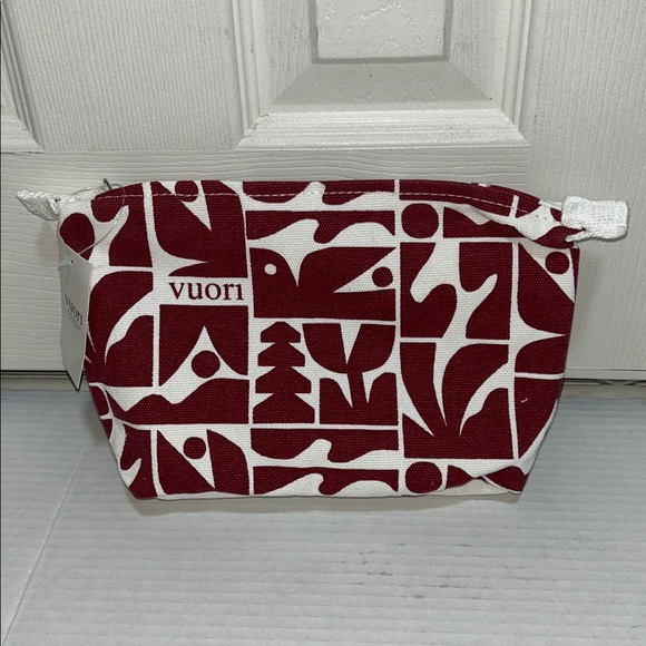 💗NWT Vuori Holiday 25 Pouch Strawberry - Picture 2 of 7